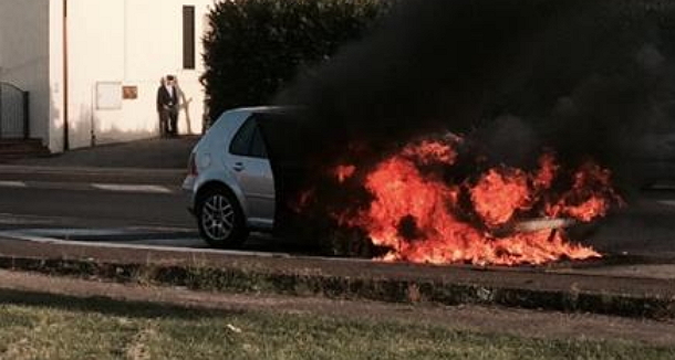 auto incendiata