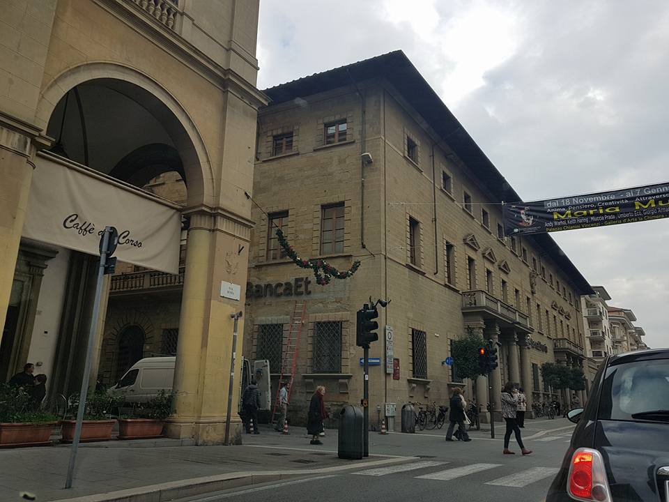rimozione insegna banca etruria 2 1