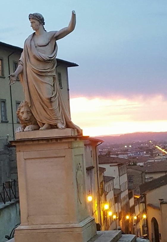 statua ferdinando mano spezzata tre