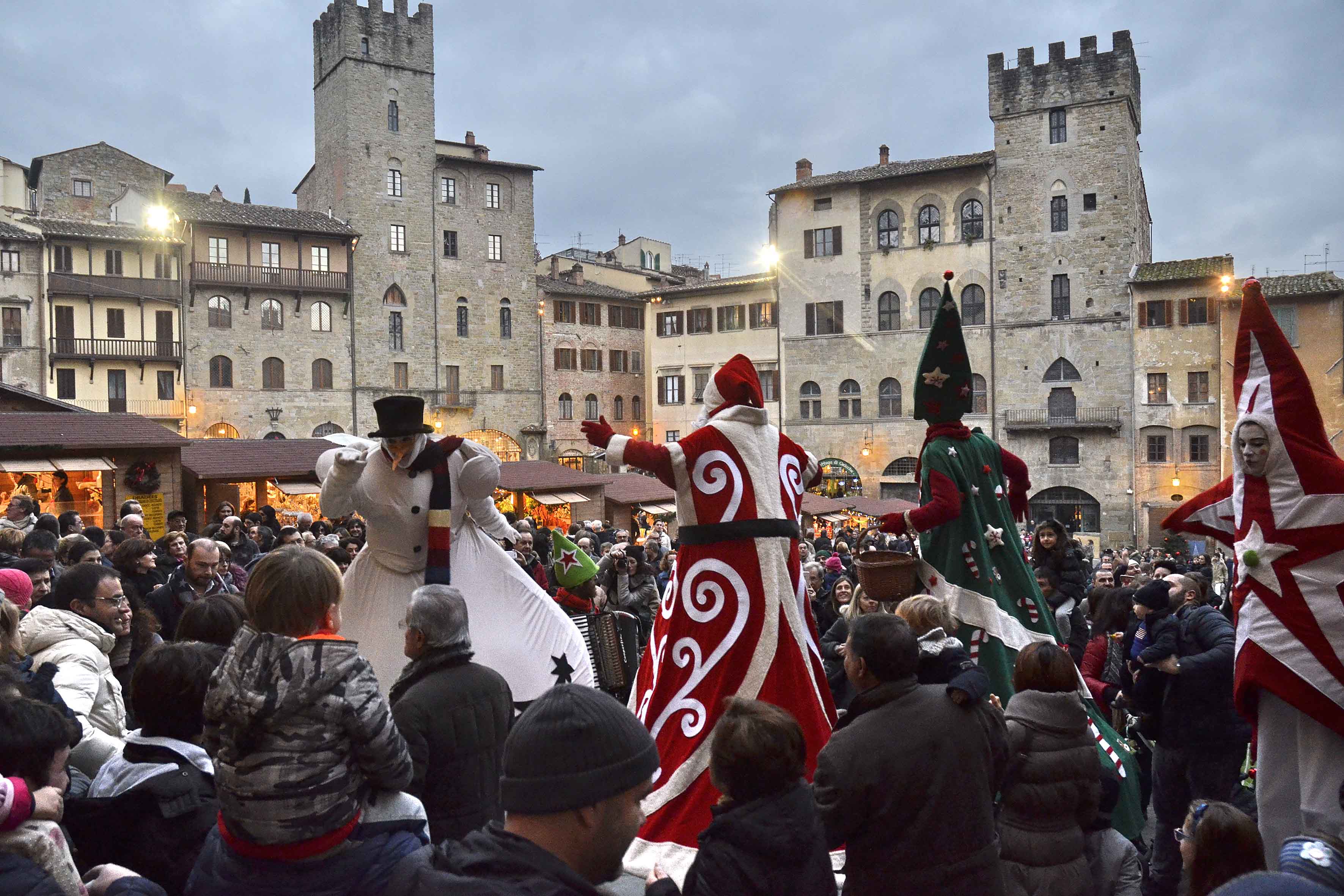 Mercato Natale in piazza Grande 2015