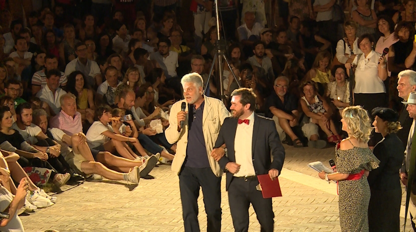 vita è bella cast