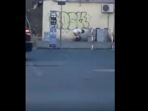 Arezzo, defeca a San Lorentino in pieno giorno: il video diventa virale