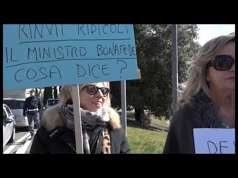 Banca Etruria, protesta dei risparmiatori per il rinvio del processo