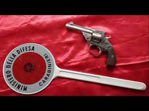 Sorpreso con la pistola nello zaino fuori dalla banca, arrestato un 38enne