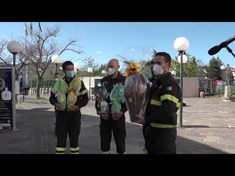 Dai Vigili del fuoco uova di pasqua per i piccoli pazienti della Pediatria del San Donato