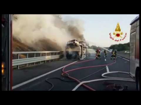 Camion in fiamme sull'E45, traffico in tilt