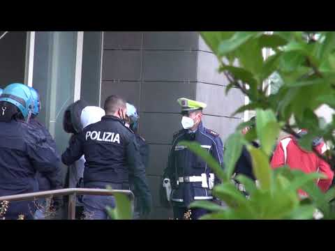 Blitz di Polizia di Stato, polizia municipale con i nuclei cinofili nell'ex area Lebole
