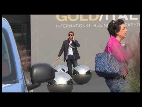 Sorpreso mentre ruba nelle auto in sosta: sventato furto nel parcheggio di Gold Italy