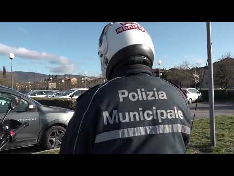 Arezzo. Aggredisce una donna all'Eden e ferisce un uomo che la difende: ventenne arrestato