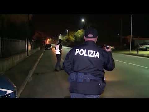 Sorpreso a spacciare cocaina, arrestato. Sequestrati 1.600 euro, cellulari, preziosi