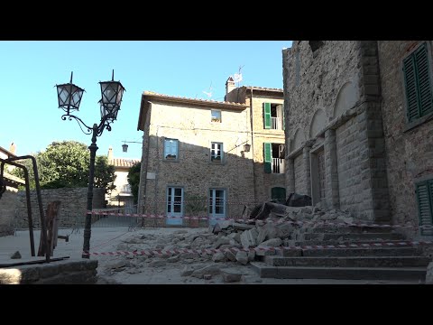 Oliveto (Ar), crollato il rivestimento della facciata della chiesa