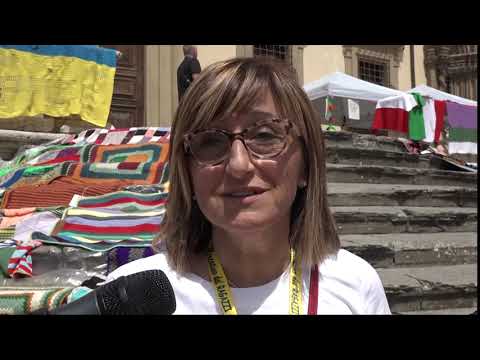 Un tappeto coloratissimo di coperte fatte a mano in Piazza Grande. La raccolta fondi per il Calcit 