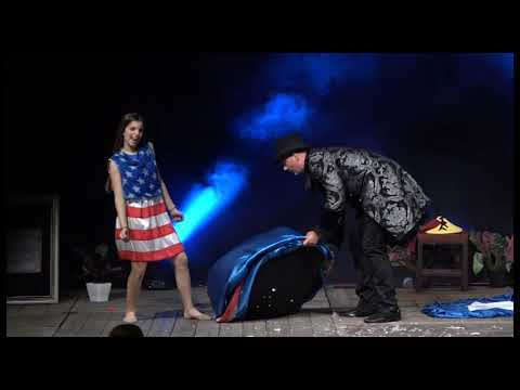 La magia e l'illusionismo in piazza San Domenico per Casa Thevenin