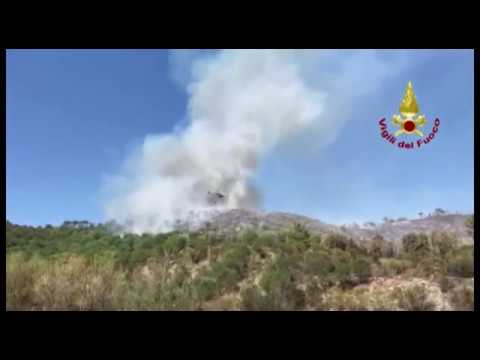 Incendi, mezzi vecchi e pochi uomini: l'appello dei vigili del fuoco di Arezzo