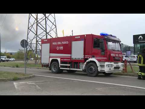 Vasto incendio in un'azienda del settore galvanico ad Arezzo, danni ingenti, operai intossicati