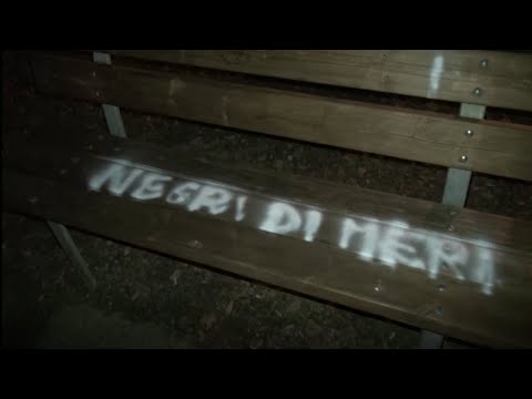 Scritte razziste al parco Pertini di Arezzo: imbrattate due panchine