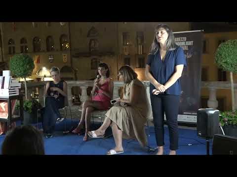 “La Signorina Nessuno” chiude Arezzo Moonlight Festival: sold-out in Piazza Grande