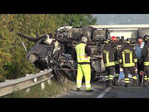 Tragedia sulla strada Regionale 71: tir si ribalta, muore giovane mamma