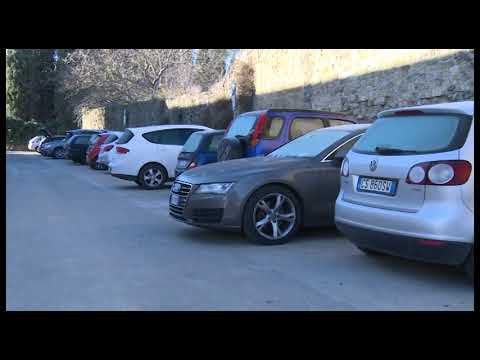 Vandali in azione a San Lorentino, gomme squarciate e fiancate rigate