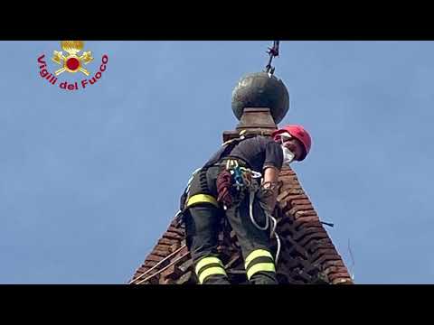 Monte San Savino, i vigili del fuoco mettono in sicurezza la torre campanaria