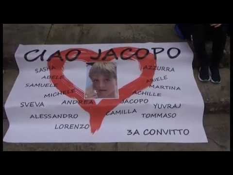 Arezzo. Palloncini bianchi con i messaggi dei bambini, l'ultimo saluto a Jacopo Bacis
