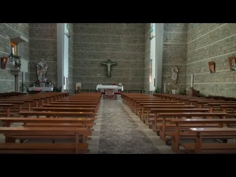 Dà in escandescenza dentro la chiesa e distrugge gli arredi sacri: fermato dalla Polizia
