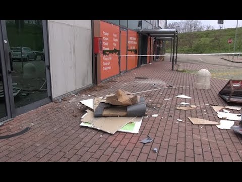 Assalto al centro commerciale: sfondano la parete con l'auto e rubano un bancomat