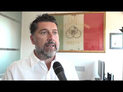 Bandiera con aquila e fascio littorio su sede Cgil di Camucia