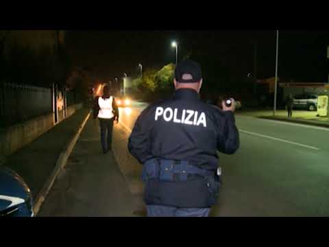 Aggredisce due donne in un ristorante e prende a calci e pugni gli agenti: arrestato un 23enne