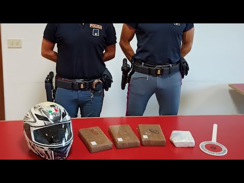 In moto lungo l'A1 con quasi 4 chili di cocaina nello zaino, conducente arrestato e passeggero in fuga