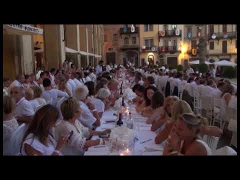 Cena in bianco in Piazza Grande subito sold-out