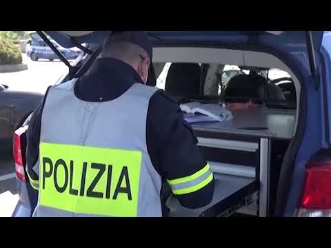 Nel bagagliaio con centinaia di prodotti rubati in un supermercato: tre denunce