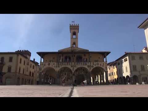 Vagava da solo a due anni nel mercato di San Giovanni Valdarno, bimbo riportato dai genitori