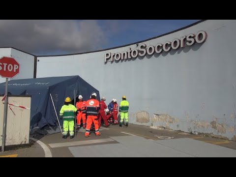 Coronavirus, tenda all'ingresso del pronto soccorso per i casi sospetti