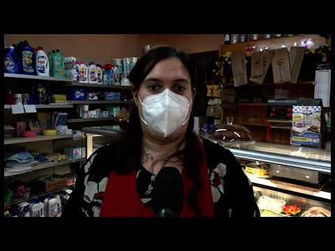Un carrello di cibo invenduto davanti al suo negozio per chi è in difficoltà: la scelta di Deborah
