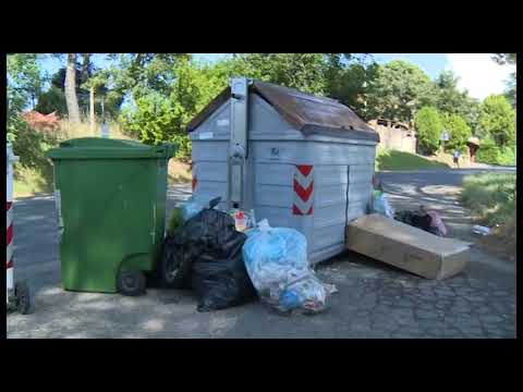 Rovescia i cassonetti e rompe le bottiglie: attimi di paura a Ponte Buriano