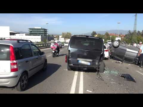 Auto si ribalta in viale Don Minzoni: traffico in tilt