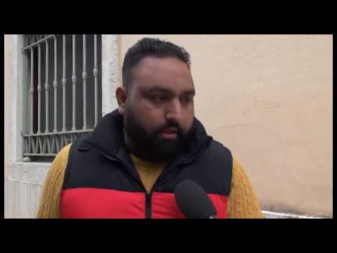 Arezzo, momenti di tensione fuori dall'ufficio immigrazione della Prefettura