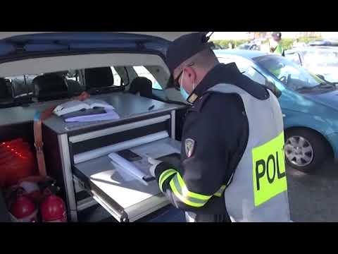 Camionista ubriaco ferma in tir in A1 e si mette a dormire: denunciato