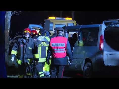 Dramma alla Fratta, pulmino contro un albero: tre morti e cinque feriti