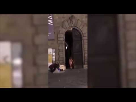 Cortona, passerella hot nella notte: ragazza argentina passeggia nuda, il video diventa virale