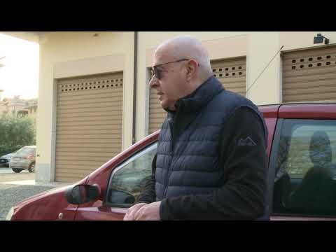 Assalto dei ladri in un appartamento, scoperti tentano la fuga. Sparo in aria per fermarli