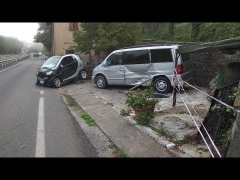 Ancora uno schianto lungo la 71, auto contro casa : è il quarto in pochi mesi