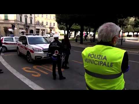 Arezzo. Ubriaco alla guida, fugge alla Municipale e si schianta contro un muretto